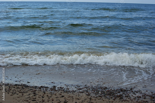 spokojne lekko spienione morze Bałtyk pełnia lata lipiec