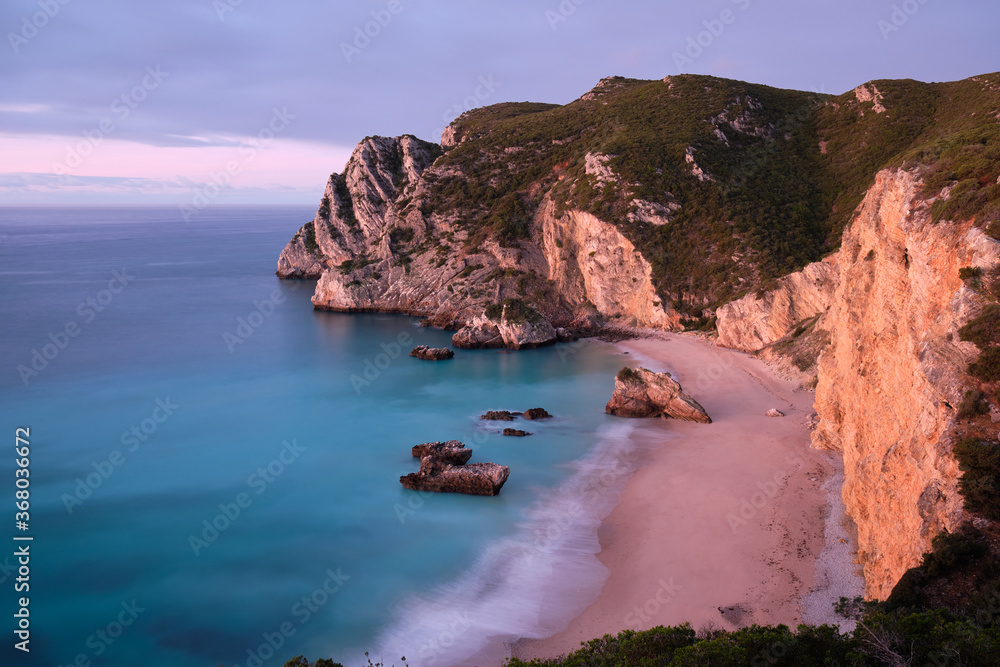 Ταπετσαρία High angle shot of the Ribeira do Cavalo beach in Sesimbra, Portugal