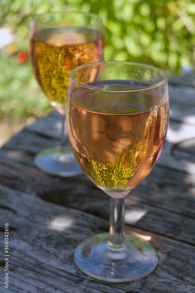 Verres de vin rosé sur une table en bois Verres de vin rosé sur une table en bois