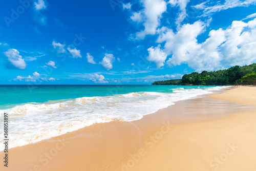 Fototapeta Naklejka Na Ścianę i Meble -  White sand tropical beach blue sky with cloud
