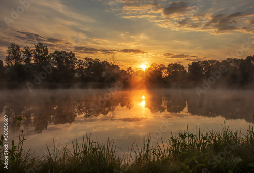 Plakat w ramie Wschód słońca nad mglistym stawem, Gułdowy, Cieszyn, Poland  - jęzioro, woda, krajobraz, fototapety | Foteks