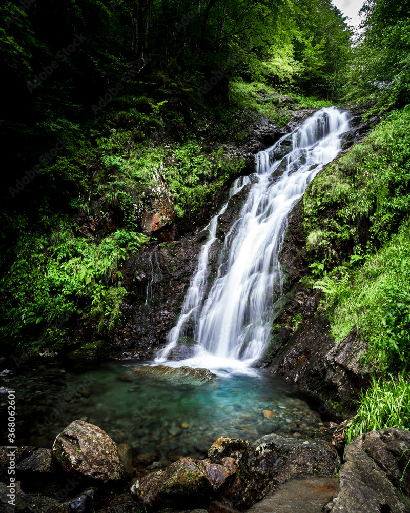 Randonnée cascade du Leziou et forêt dans les Pyrénées ariégeoises portrait Randonnée cascade du Leziou et forêt dans les Pyrénées ariégeoises portrait