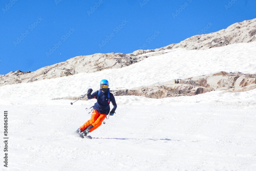 skieur dans les alpes