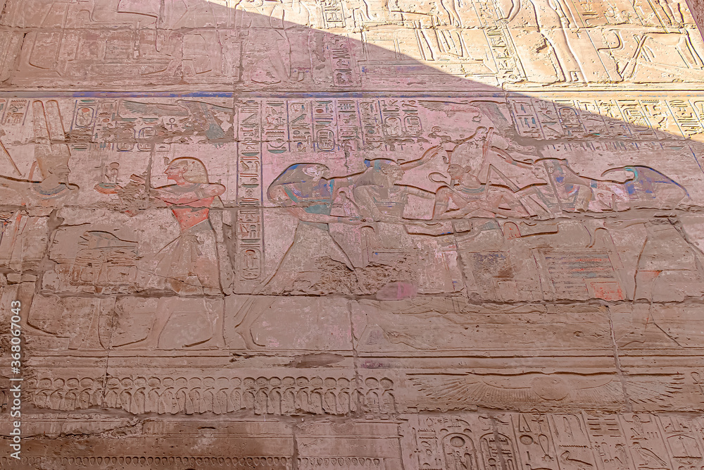 Obraz premium Polychromatic Hieroglyphs in Ruins of the Karnak Temple Complext at Luxor