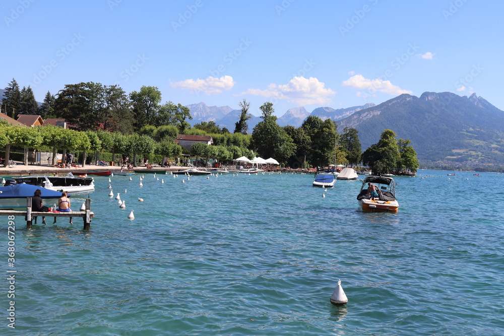 Fototapeta premium Embarcadère pour bâteaux le long du lac d'Annecy, ville de Veyrier du Lac, département de Haute Savoie, France