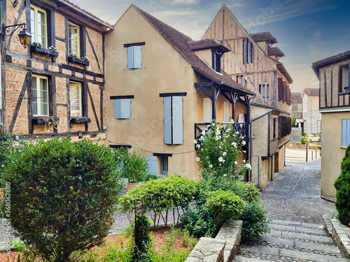 Fotografía Calle y escaleras con edificios tradicionales en Bergerac, Francia