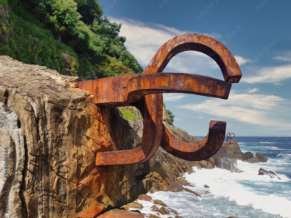 Fototapeta premium Rzeźba El Peine del Viento w San Sebastian w Hiszpanii
