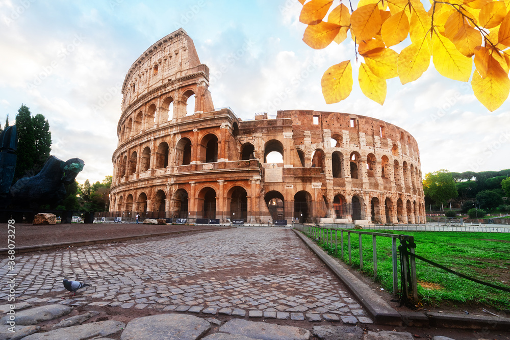 Fototapeta premium Koloseum o zachodzie słońca w Rzymie, Włochy