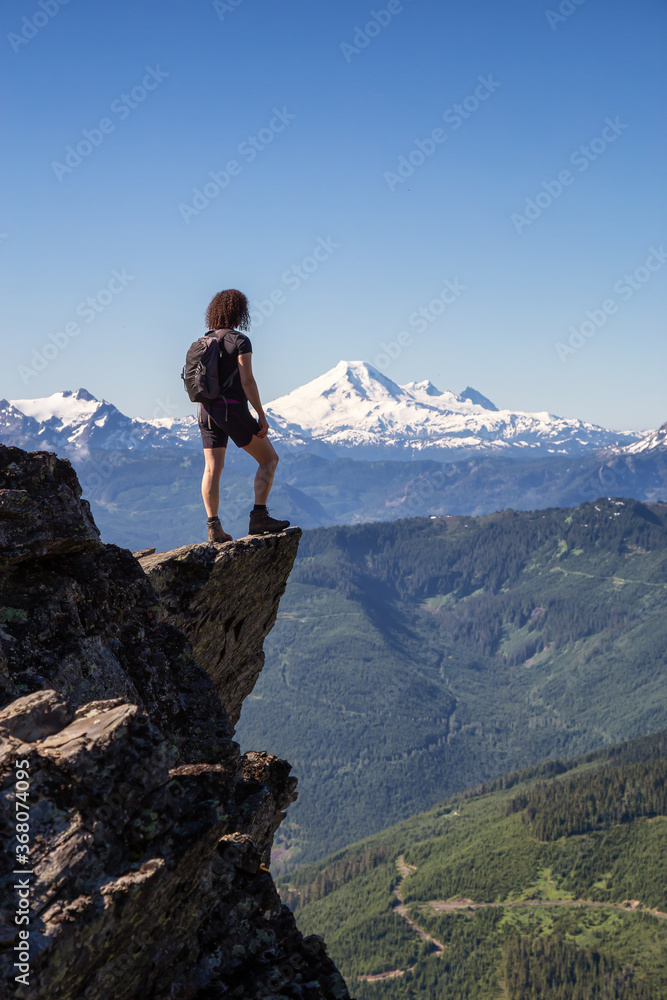 Fototapeta premium Osoba żądna przygód Wędrówka po kanadyjskich górach w słoneczny letni poranek. Zrobione na szlaku do Cheam Peak w Chilliwack, na wschód od Vancouver, Kolumbia Brytyjska, Kanada.