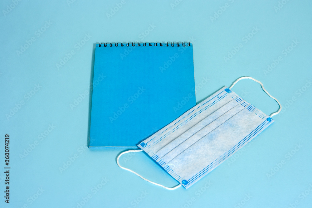 School stationery supplies, medical masks and hand gel sanitizer, keep your distance, open school, go back to school for the coronavirus pandemic after being infected 19 School stationery supplies, medical masks and hand gel sanitizer, keep your distance, open school, go back to school for the coronavirus pandemic after being infected 19