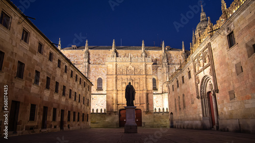 Foto nocturna de la ciudad española Patrimonio de la Humanidad de Salamanca.Universidad co nestatua y catedral. photo