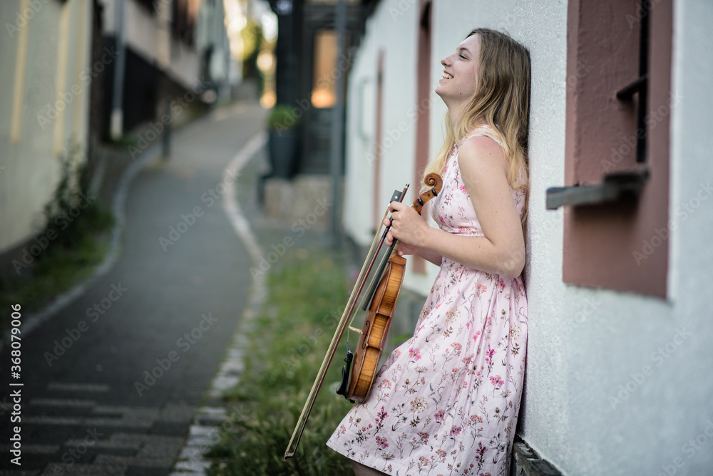 Eine junge Frau mit Violine
