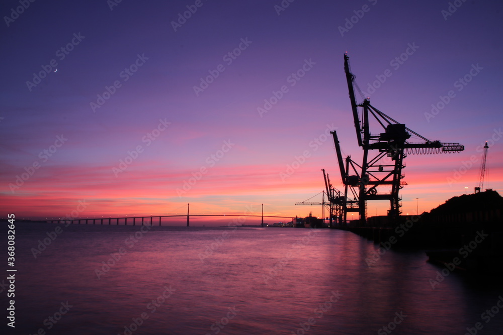 Obraz premium coucher de soleil sur le pont de St Nazaire