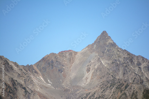夏の青空、天を貫く日本のマッターホルン、北アルプス第二番目の高さを誇る名峰槍ヶ岳の山頂、標高3080mの肩の小屋、槍ヶ岳山荘。