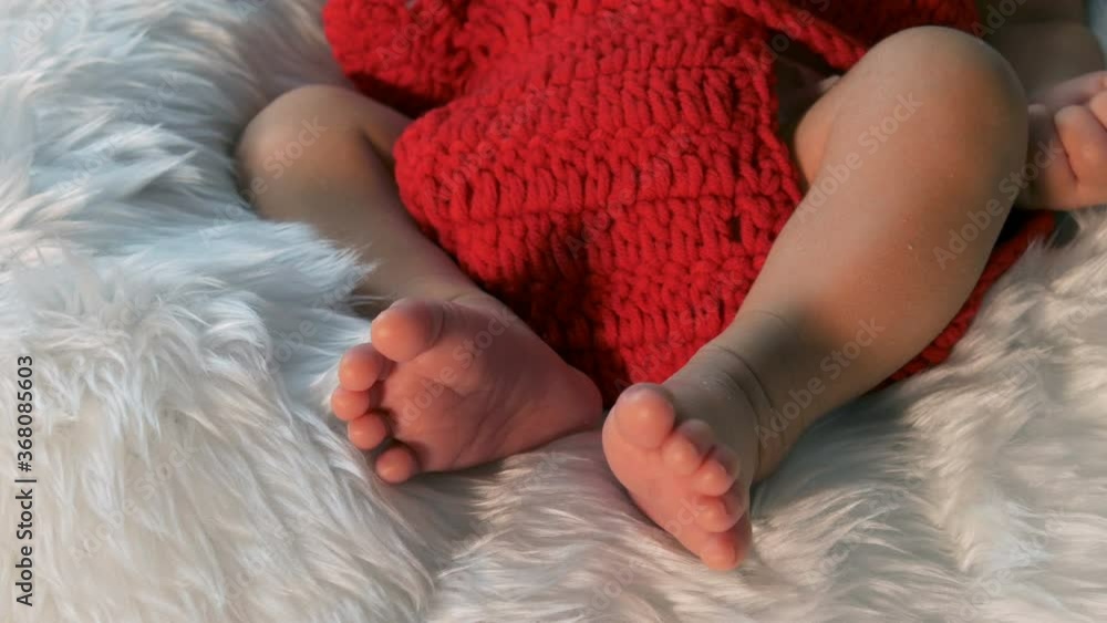 cloe up feet of little newborn baby cloe up feet of little newborn baby