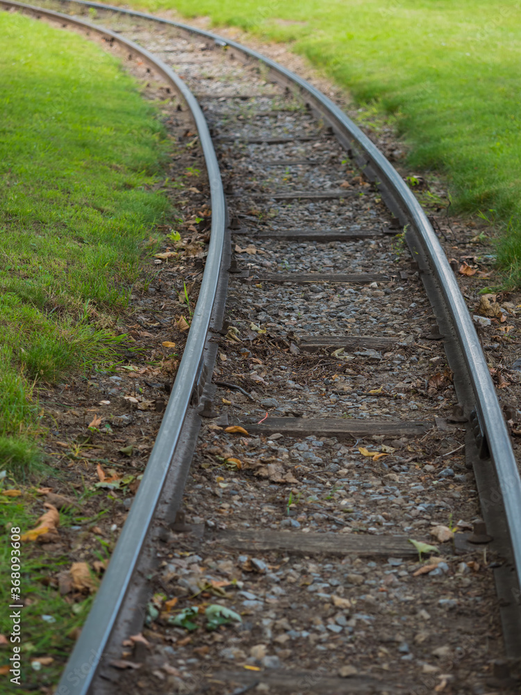 Schienen Linkskurve mit Grünfläche an den Seiten Schienen Linkskurve mit Grünfläche an den Seiten