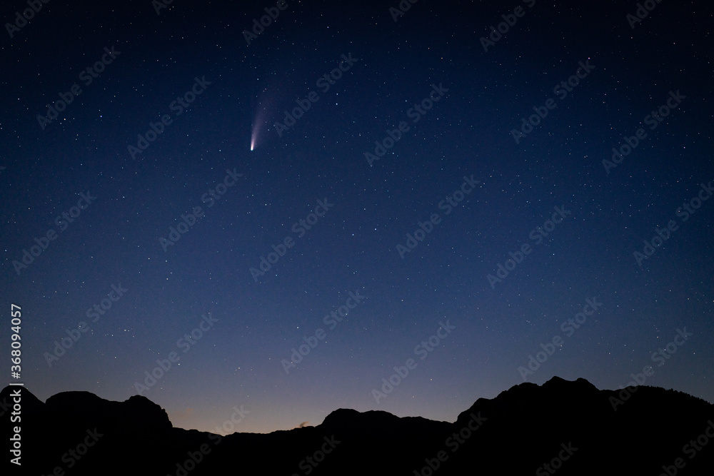 Komet Neowise mit Silhouette von Gebirge