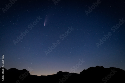 Komet Neowise mit Silhouette von Gebirge