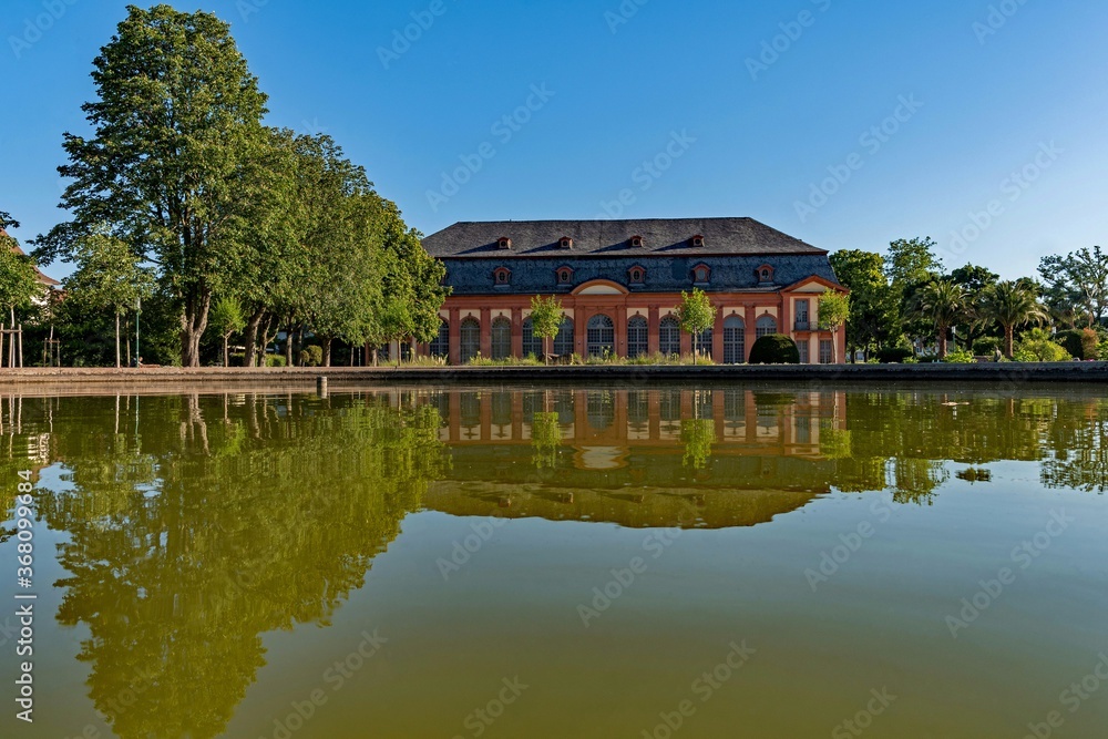 Die Orangerie spiegelt sich im Wasser in Darmstadt, Hessen, Deutschland