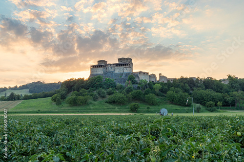 Tableau sur toile Castello di Torrechiara durante il tramonto tra le colline parmensi