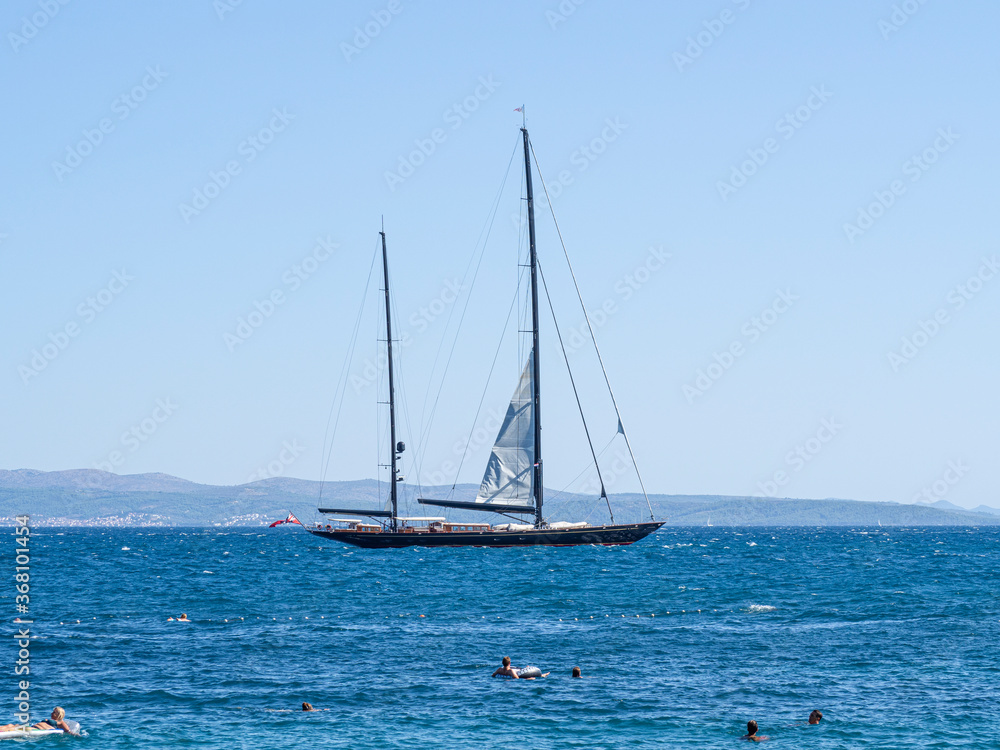 Paisajes de costa con un velero navegando en el mar de  Split, Croacia , verano de 2019