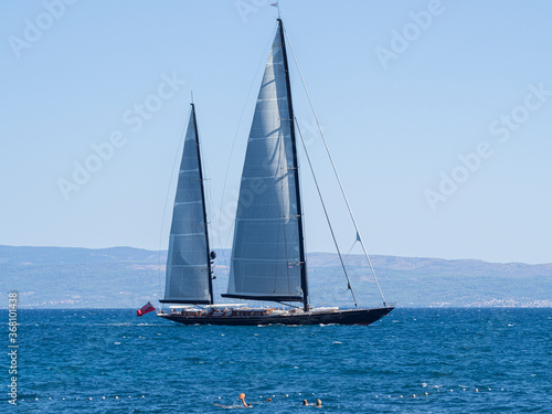 Paisajes de costa con un velero navegando en el mar de Split, Croacia , verano de 2019