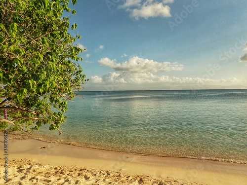 Fototapeta Naklejka Na Ścianę i Meble -  Fin de journée sur la plage de Port Louis Guadeloupe