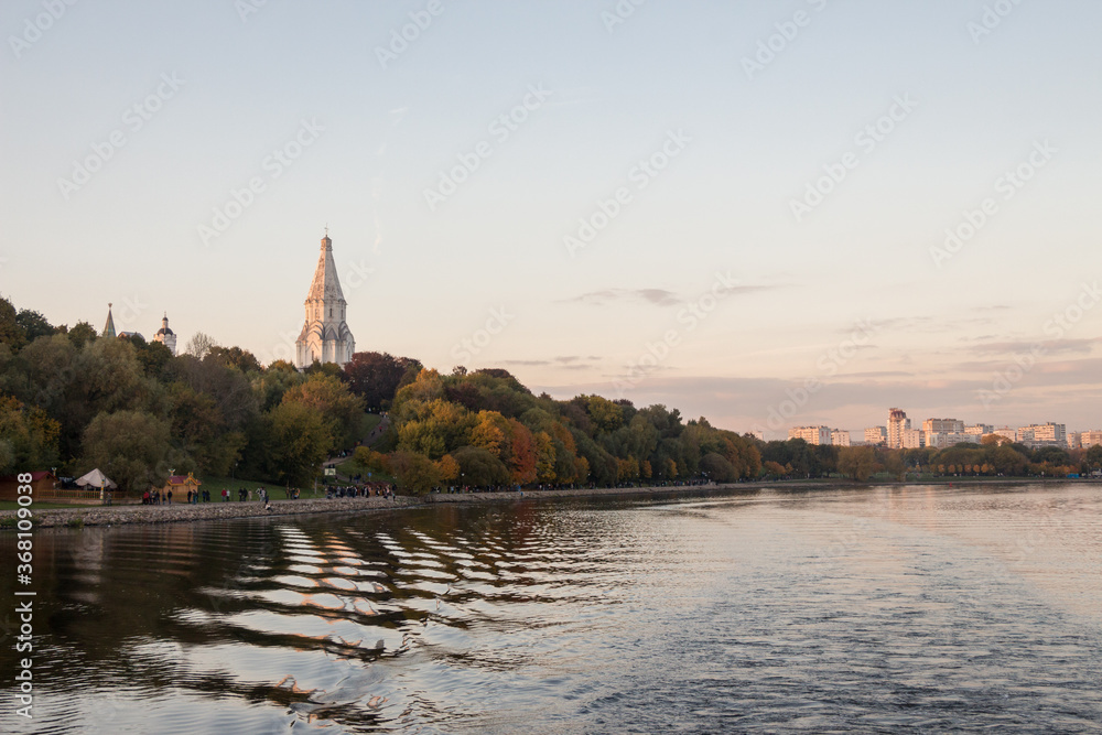 Obraz premium Moscow river in Kolomenskoye par, Moscow,Russia