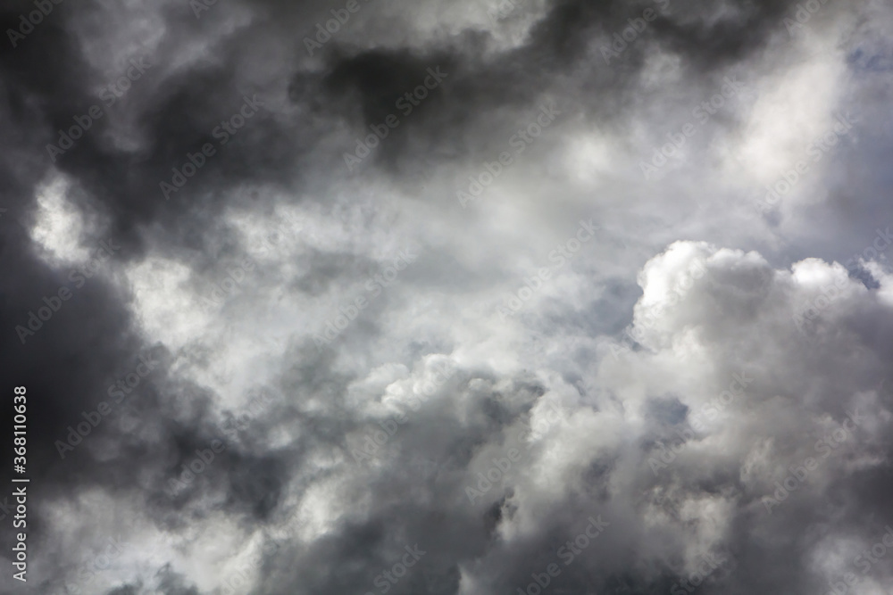Fototapeta premium Waiting for the rain. Dark gloomy rain clouds.