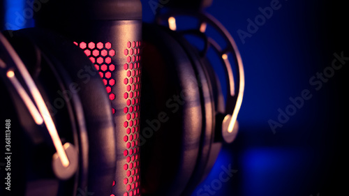 Gaming headphones with mirk...