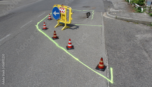 Indicazione di deviazione per cantiere stradale - buca nell'asfalto photo