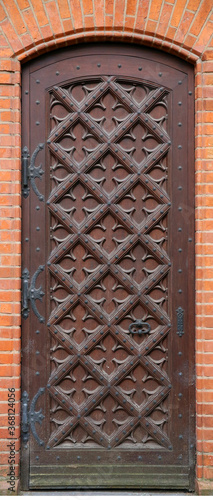 Stare drzwi do domu z brązowej cegły