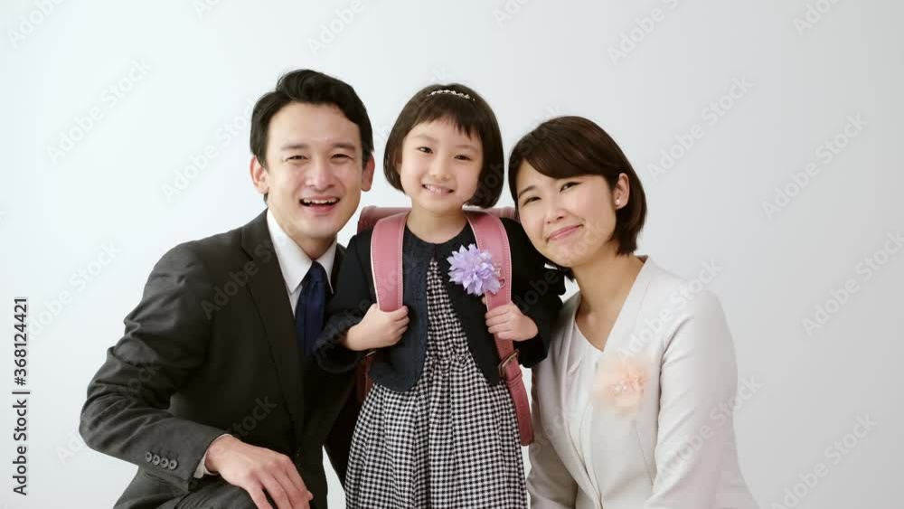 入学式で記念撮影をする親子 入学式で記念撮影をする親子