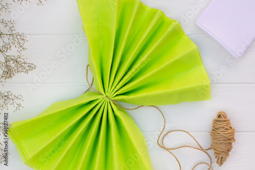 Fotografi Step by step tutorial on making a light green fluffy pom-pom from tissue paper