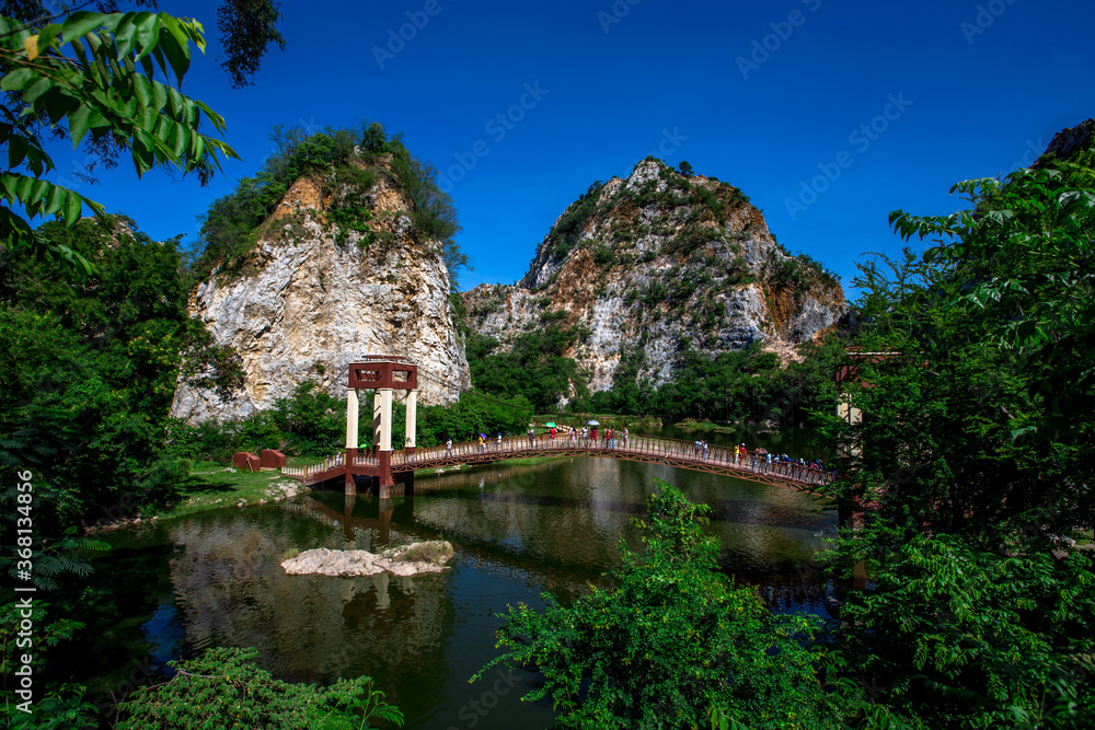 The natural background of the large rocky mountains and the surrounding natural pools, the beauty of the forest ecosystems, the various trees that give shade and the freshness of the air.