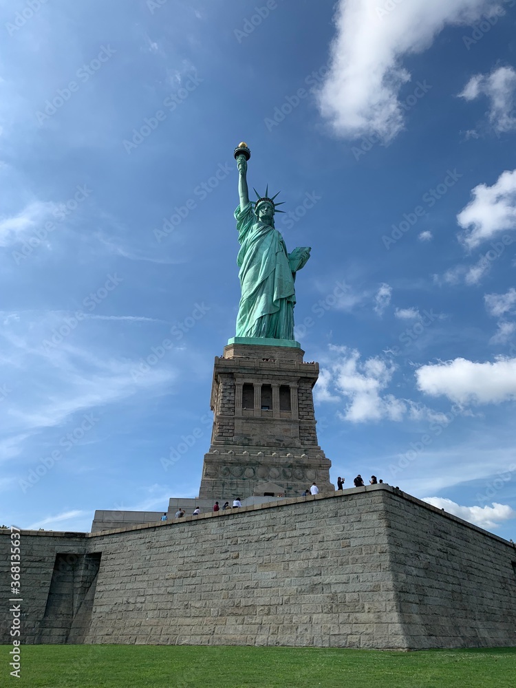 Fototapeta premium The Statue of Liberty under clear blue sky 