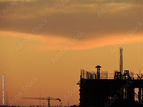 construccion de edificio al atrdecer con torre al final
