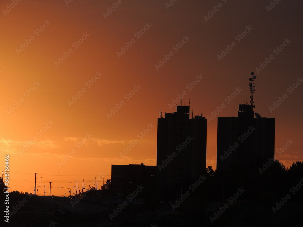 atardecer naranja en la ciudad atardecer naranja en la ciudad