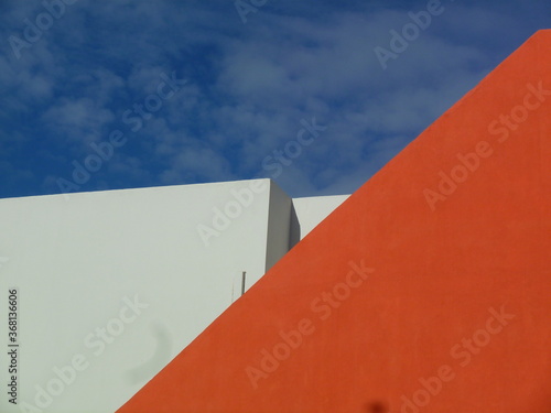 Edificio naranja cielo azul 