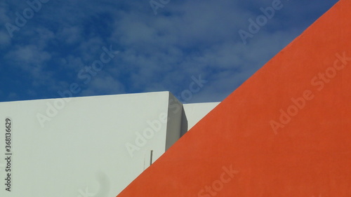 edificio color naranja cielo nublado
