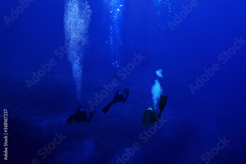 宮古島市下地島の海底を泳ぐダイバー達と海面へ立ち上る泡  © 7maru
