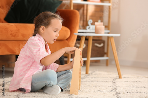 Little girl playing with wo...