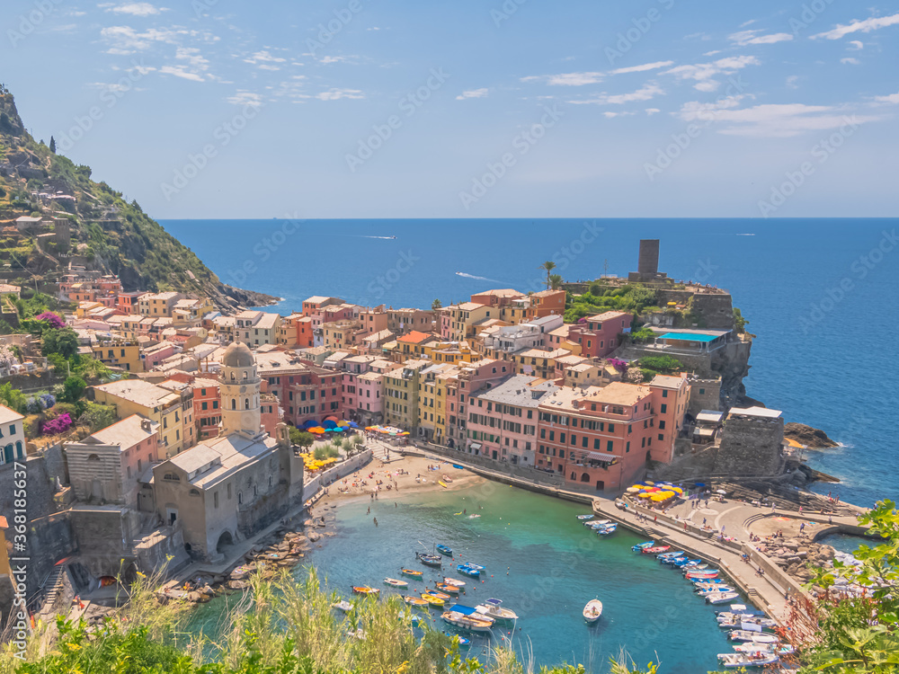 Port de Vernazza, vue depuis le sentier de randonnée, village des Cinque terre inscrit au patrimoine mondial de l'Unesco. Village coloré d'Italie.	
