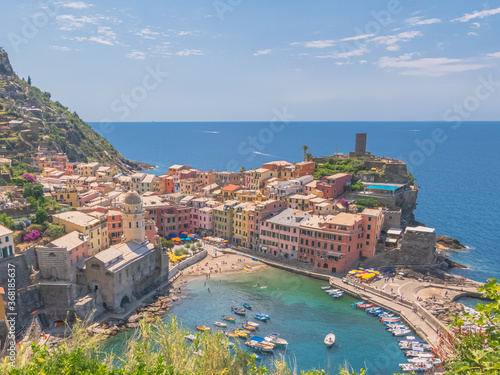 Port de Vernazza  vue depuis le sentier de randonn  e  village des Cinque terre inscrit au patrimoine mondial de l Unesco. Village color   d Italie. 