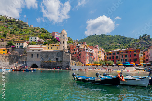 Port de Vernazza, village des Cinque terre inscrit au patrimoine mondial de l'Unesco. Village coloré d'Italie. 