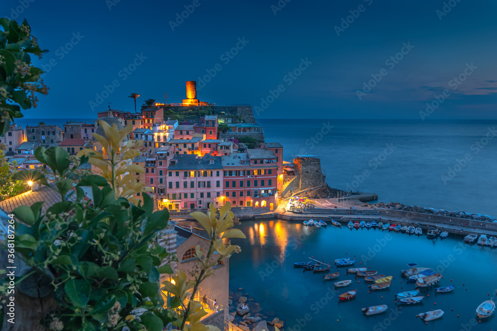 Port de Vernazza de nuit, vue depuis le sentier de randonnée, village des Cinque terre inscrit au patrimoine mondial de l'Unesco. Village coloré d'Italie.	