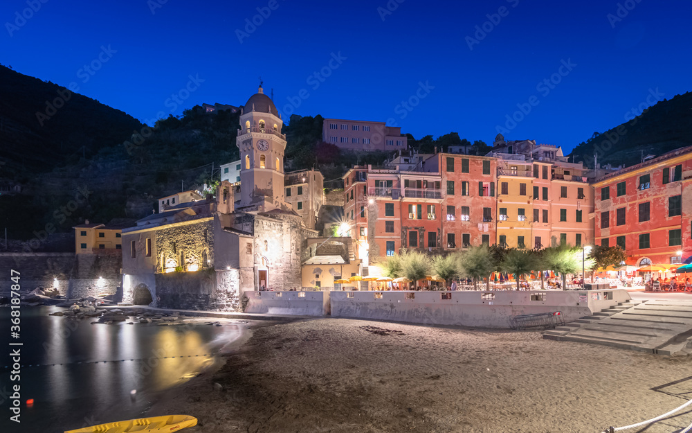 Port de Vernazza de nuit,  village des Cinque terre inscrit au patrimoine mondial de l'Unesco. Village coloré d'Italie.	