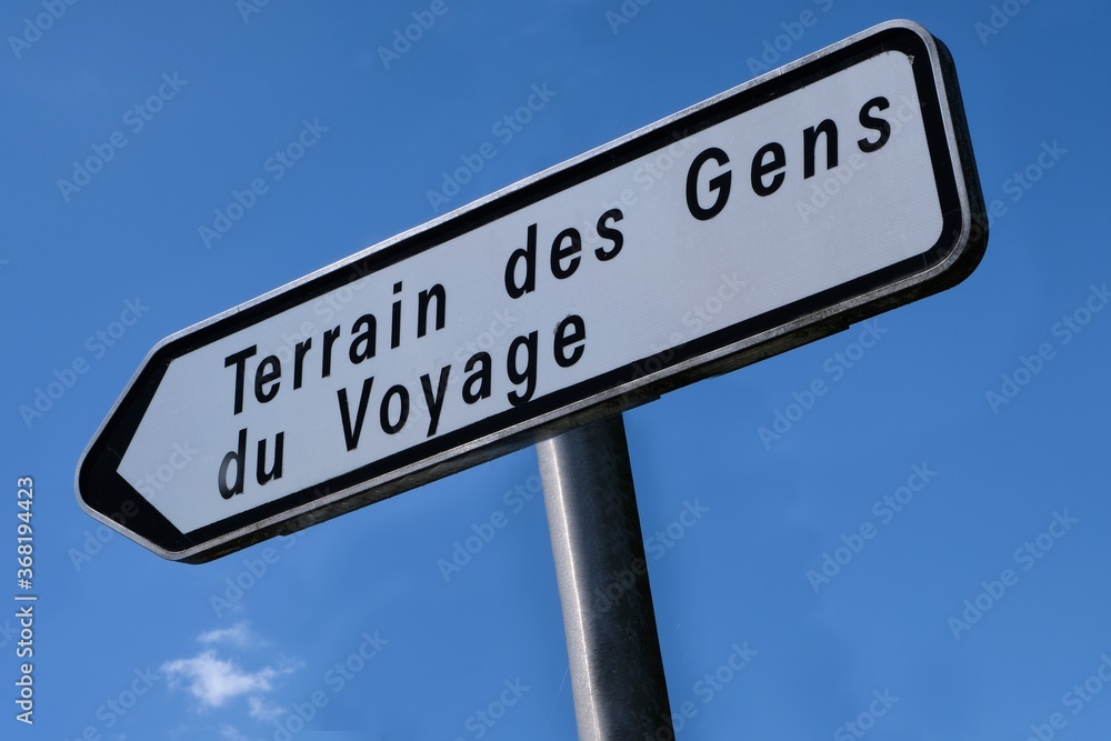 Panneau indiquant un terrain pour les gens du voyage Panneau indiquant un terrain pour les gens du voyage
