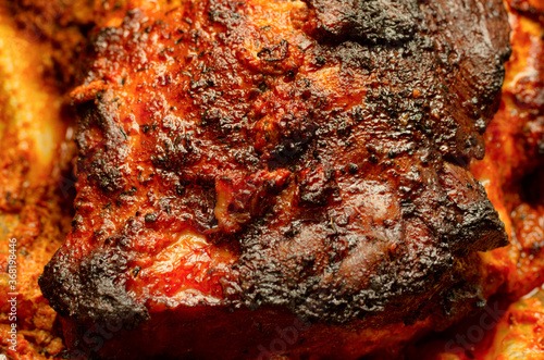 Φωτογραφία Freshly cooked pork well-done with a textured crispy dark brown crust close-up