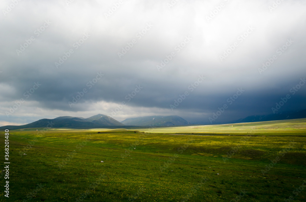 Piana di Campo Imperatore tra il sole e nuvole